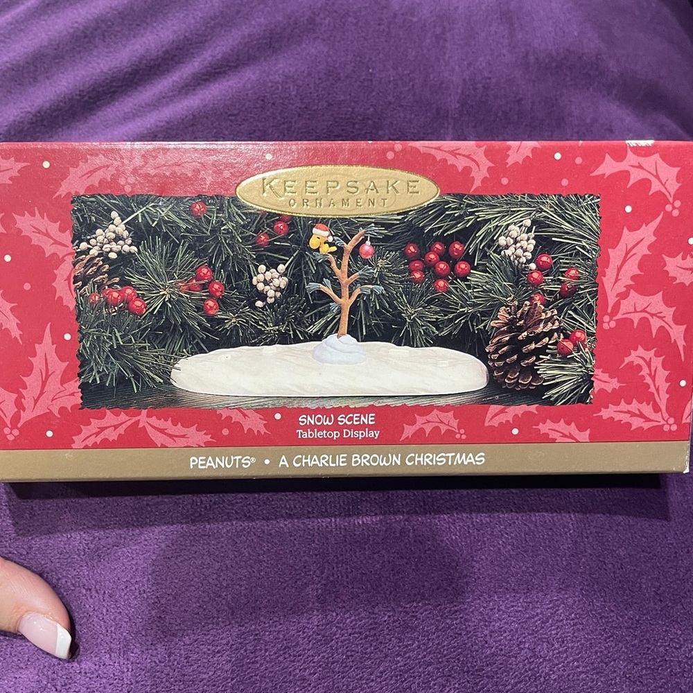 Hallmark keepsake tabletop Charlie Brown- Woodstock & the perfect Christmas tree